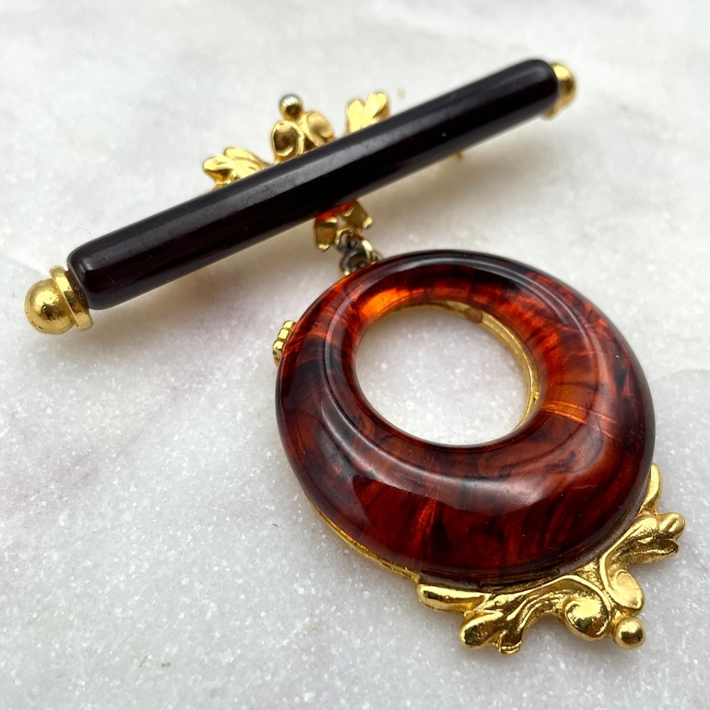 Vintage 1950s Mid Century Amber Lucite Drop Bar Gold Tone Pin Brooch - Picture 3 of 7
